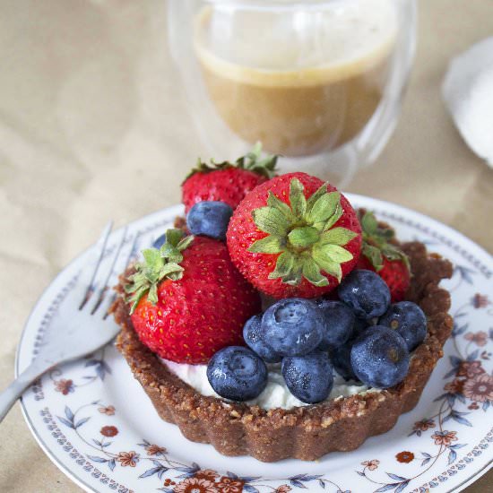 Tart with cream and fresh berries