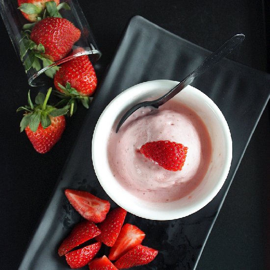 Strawberry frozen yoghurt