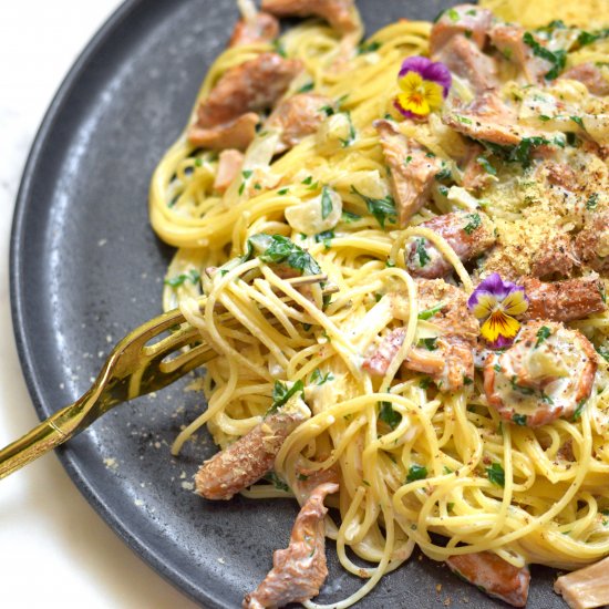 Simple Chanterelle Mushrooms Pasta