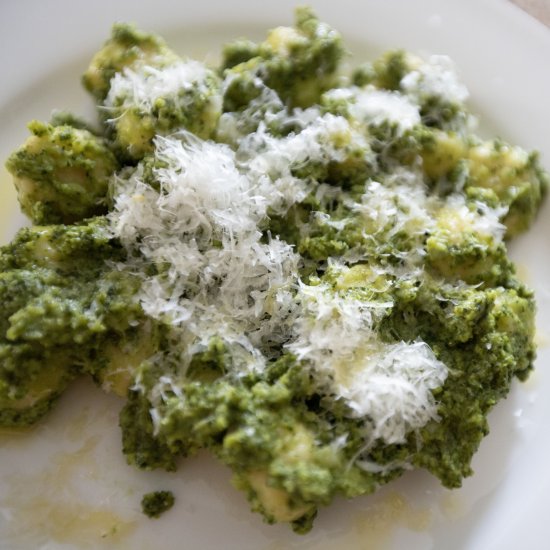 Gnocchi in broccoli spinach sauce