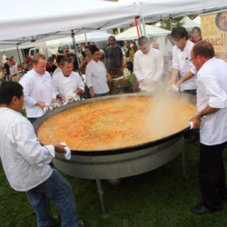 Now THAT’S a Paella Pan!