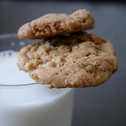 Chewy Crispy Oatmeal Toffee Cookies