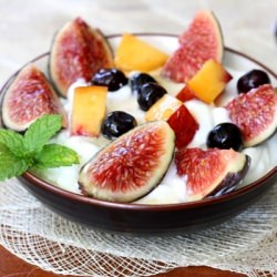 Figs with Yogurt and Honey