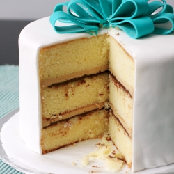 Vanilla Cake with Tiramisu Filling