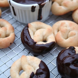 Baby Pretzels & Fudge Sauce