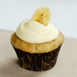 Banana Cupcakes with Vanilla Cream