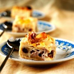 Apple Pie with Walnuts and Raisins