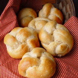 Cracked Wheat Feather Rolls