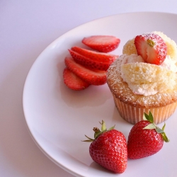 Strawberries & Cream Fairy Cakes