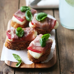 Prosciutto Halloumi Bruschetta