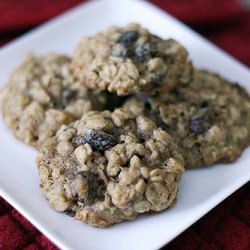 Chewy Oatmeal Raisin Cookies