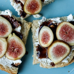 Fig Toasts with Chevre and Balsamic