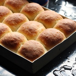 Laadi Pav (Soft White Rolls)