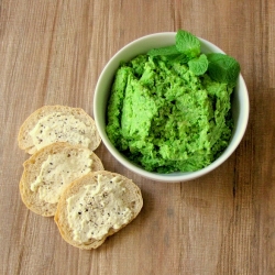 Peas, Edamame and Mint-Garlic Dip