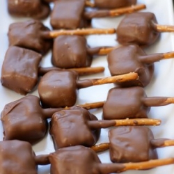 Marshmallow Pretzel Pops