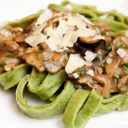 Spinach Pasta with Mushroom Sauce