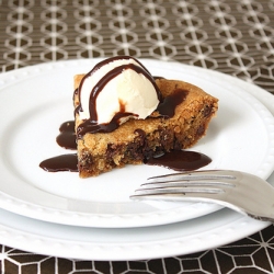 Skillet-Baked Chocolate Chip Cookie