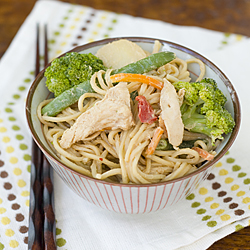 Chicken & Noodles w/ Peanut Sauce