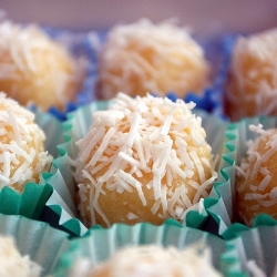 Beijinhos de Coco – Coconut Kisses