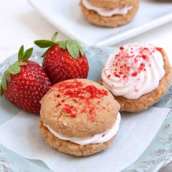 Strawberry Cream Cheese Whoopie Pie