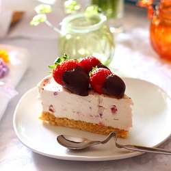 Easter Cheesecake with Strawberries