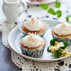 Honeysuckle And Jasmine Cupcakes