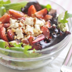 Ensalada de Fresas y Hojas Verdes