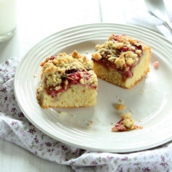 Crumble Strawberry Cake