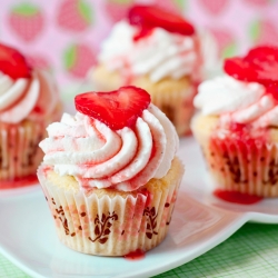 White Chocolate Strawberry Cupcakes