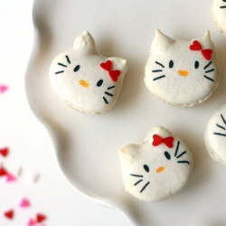 Hello Kitty Macarons