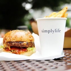 Chili Burger & Spicy Fries