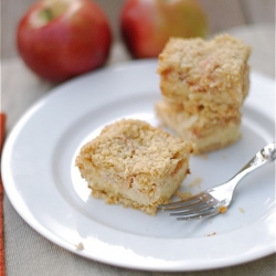 Apple Cheesecake Crumb Bars