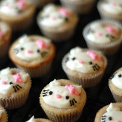 Hello Kitty Mini Cupcakes