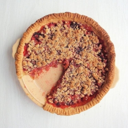 Strawberry-Rhubarb Crumble Pie