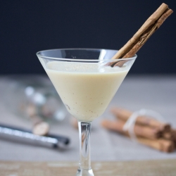 Cinnamon Bun Eggnog Martini