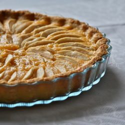 Apples and Custard Tarte