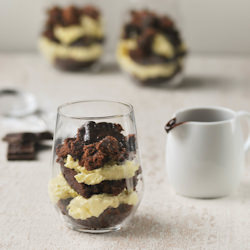 Chocolate Cups with Apple Cream