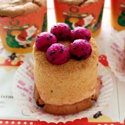 Dragon Fruit Chiffon Cupcakes