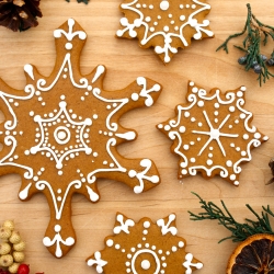 Iced Snowflake Gingerbread Cookies