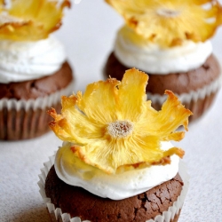 Dried Pineapple Flowers and Cupcake