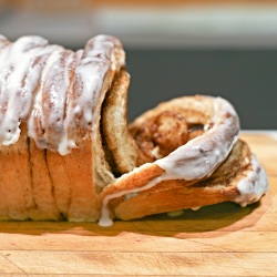 Cinnamon Roll Pull Apart Bread