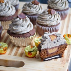 Oreo Peanut Butter Cupcakes