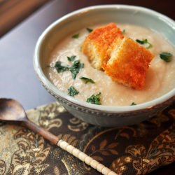 Creamy Cauliflower and Garlic Soup