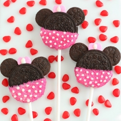 Minnie Mouse Oreo Pops