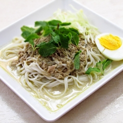 Thai Noodle with Tuna Curry Sauce