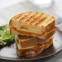 Sandwich with Apple, Bacon & Cheddar