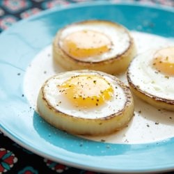 Sunny-side up Eggs in Onion Rings