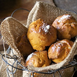 Tomato Basil Bread Rolls