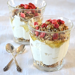 Yoghurt w/ Granola