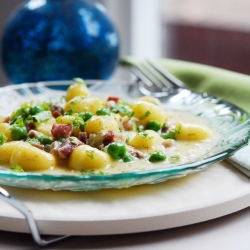 Gnocchi with ham and peas